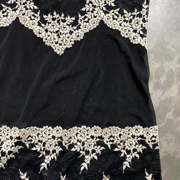 Black and white lace top - Picture 2 of 4